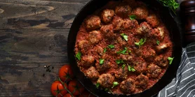 Курячі тефтельки по-французьки з цибулею та вином