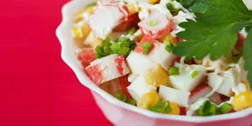 Можно и на праздничный стол: рецепт салата из вермишели быстрого приготовления и крабовых палочек