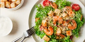 Салат Цезарь с креветками: необыкновенно простой и изысканный рецепт