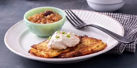 Деруни по-французьки: рецепт картопляних оладок з яблуком і крем-фрешем