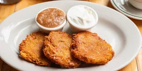 Хочеться, але не солодких: рецепт картопляно-яблучних дерунів з коричною сметаною
