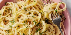 Незабываемый ужин из пачки спагетти: простой рецепт пасты с лимоном и чесноком