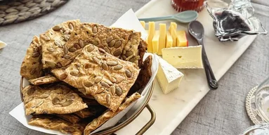 Рождественские крекеры: рецепт с яблочным чатни и семенного печенья с сыром на праздничную закуску