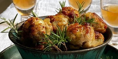 Сочные куриные фрикадельки с зеленью: рецепт блюда для праздника и просто так