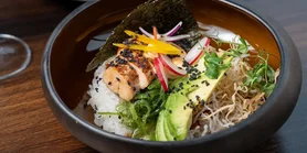 Суші-боул: спрощений рецепт, який смакує так само, як і оригінальна страва