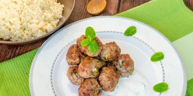 Фрикадельки с ананасами в кисло-сладком соусе: идеальный ужин за 30 минут