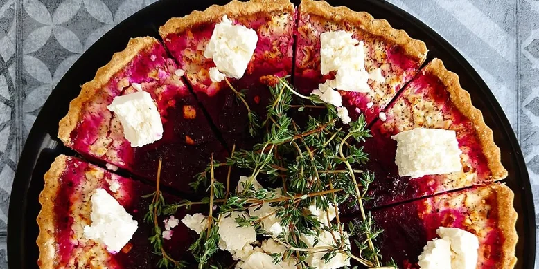 Свекольный тарт с сыром: рецепт яркого и полезного пирога к праздникам и на подарок