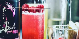 Малиновый хайболл: яркий коктейль для стильных вечеров