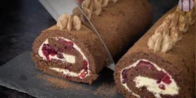 Рулет Пьяная вишня: рецепт известного десерта в новой подаче