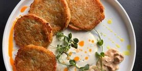 М'ясні: рецепт некласичних дерунів із куркою та сиром для ситного обіду