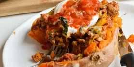 Фарширований батат із заправкою з хумусу: рецепт з квасолею