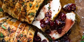 Индейка, тушеная с клюквой: рецепт новогоднего блюда на праздничный стол