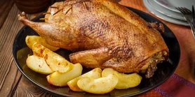 Нежное мясо: рецепт запеченной утки с яблоками