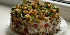 "Курочка під кайфом": рецепт незвичайного салату з маком та грінками