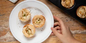 К праздничному столу или на обед. Закусочные пироги с курицей, грибами и беконом из слоеного теста