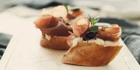 Выигрышное сочетание: брускетты с рикоттой, инжиром и прошутто