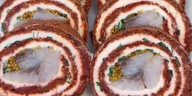 Буряковий закусочний рулет на Новий рік - яскрава альтернатива Шубі