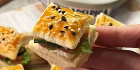 Быстрая и простая в приготовлении. Новогодняя закуска из слоеного теста и лосося