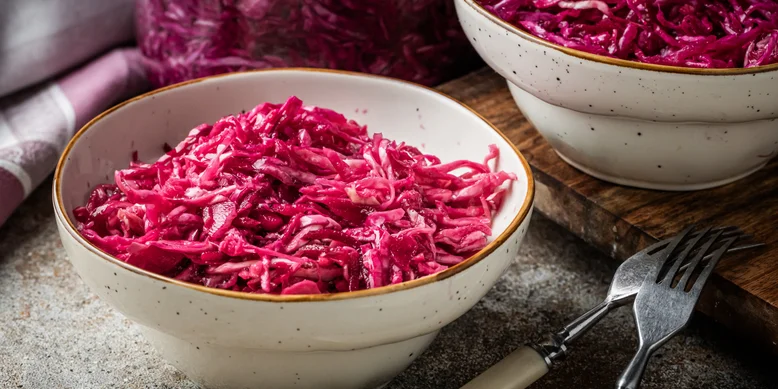 Домашня квашена капуста з буряком у трилітровій банці: рецепт від Євгена Клопотенка