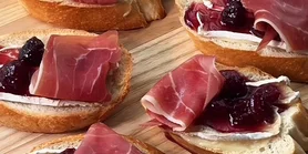 Новогодние брускетты с камамбером и хамоном - закуска, которая поразит гостей