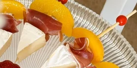 Рецепт закуски из прошутто, сыра и фруктов: на Рождество или Новый год