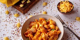 Для любителей острого: рецепт макарон с сыром, курицей и пикантным соусом