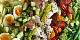 Когда осталась курица: рецепт легкого зеленого салата с медовой заправкой