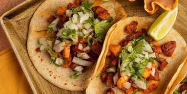 Тако с ананасом и свининой