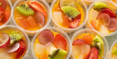 Салат Фруктовая чашка: рецепт праздничного десерта с консервированным ананасом