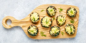 Их съедят первыми. Фаршированные шампиньоны с курицей и сыром на Новый год