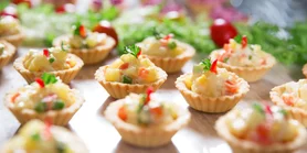 Подавайте в тарталетках. Салат без майонеза с курицей и сыром на Новый год