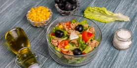 Едва ли не самый простой. Салат с тунцом и маслинами на Новый год