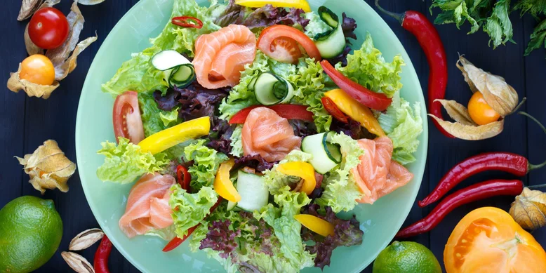 Рецепт салату з овочами та лососем до святкового столу