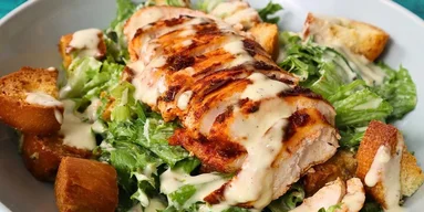 На 5 миллионов: рецепт салата Цезарь с каперсами и анчоусами