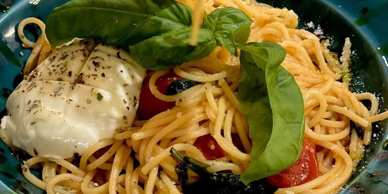 Рецепт пасти з буратою, чері та шпинатом: ідеально білкова страва