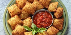 Хрустящие запеченные равиоли с красным перцем и грибным болоньезе: заряд клетчатки гарантирован