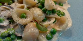 Вершкова паста з ковбасою та горошком: по-італійськи