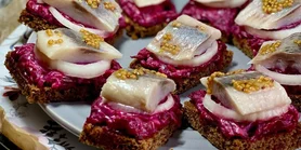 Брускетта с селедкой и свеклой: рецепт бутерброда по-украински