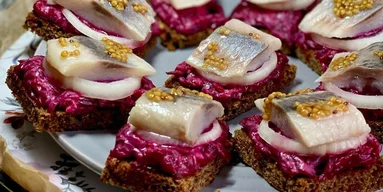 Брускета з оселедцем та буряком: рецепт бутерброда по-українськи