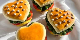 Хлібні сердечка: рецепт сендвічів з копченим лососем та томатами