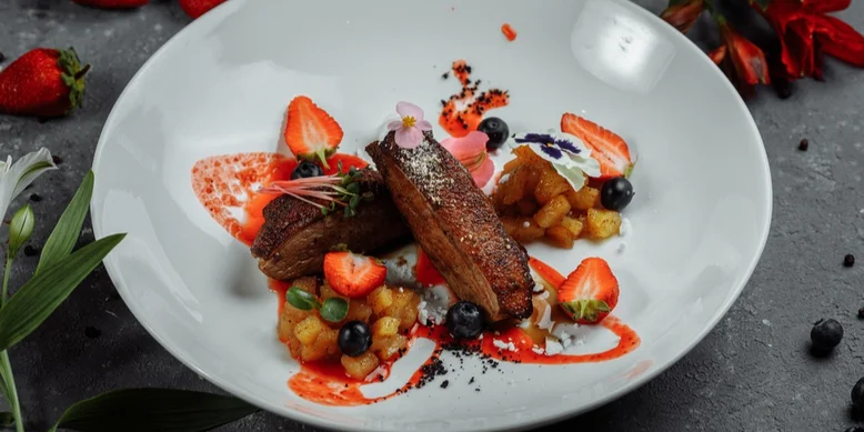 Современный взгляд на французскую классику: утка с вишневым соусом