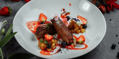 Современный взгляд на французскую классику: утка с вишневым соусом