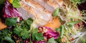 Теплый салат с курицей и цикорием: рецепт полезного обеда