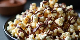 Хрусткий попкорн із шоколадом, сухофруктами та фісташками: ідеальна закуска для будь-якого випадку