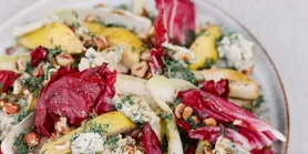 Рецепт салата из радиччио, яблок и горчичных гренок