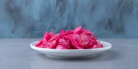 Маринованная капуста со свеклой и чесноком - вкусная и простая закуска