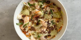 Салат с креветками и помело: сочный рецепт для ужина