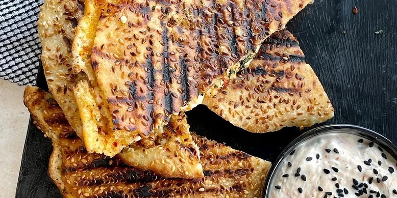 Хрустящие питы с бараниной на гриле: рецепт с кресс-салатом с редисом